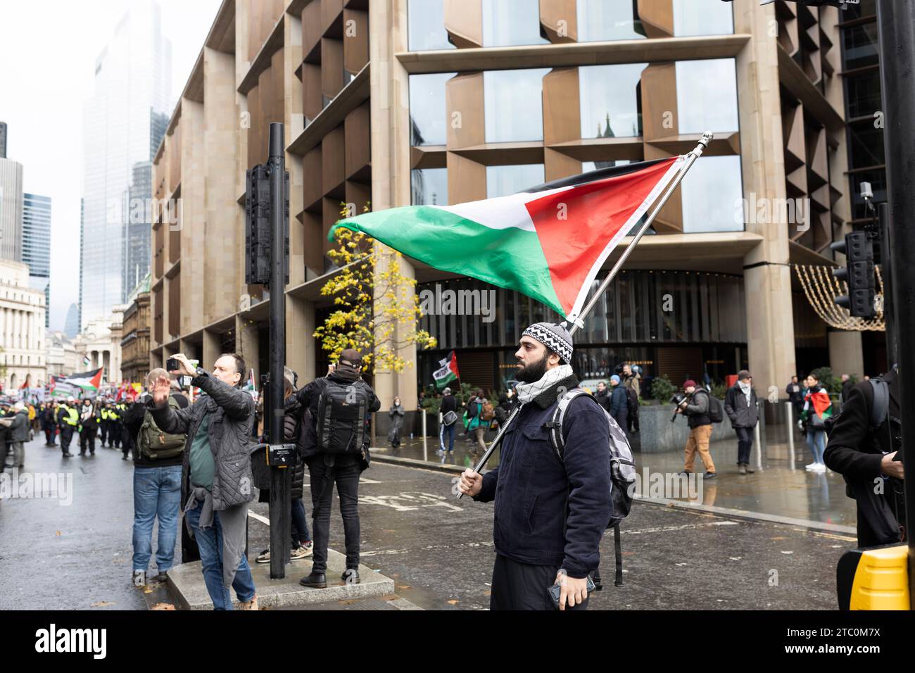 London, Vereinigtes Königreich - 9. Dezember 2023, Tausende nehmen an propalästinensischen Protesten Teil. Pro-Palestine-Kundgebung marschiert durch die Stadt Stockfoto