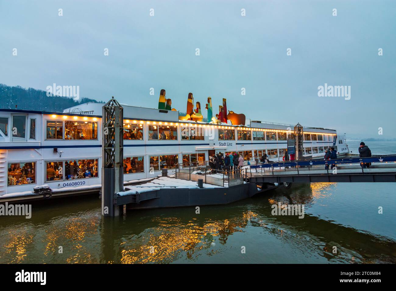 Vilshofen an der Donau: Schiff am „Schwimmender Christkindlmarkt“, Donau in Niederbayern, Niederbayern, Ba Stockfoto
