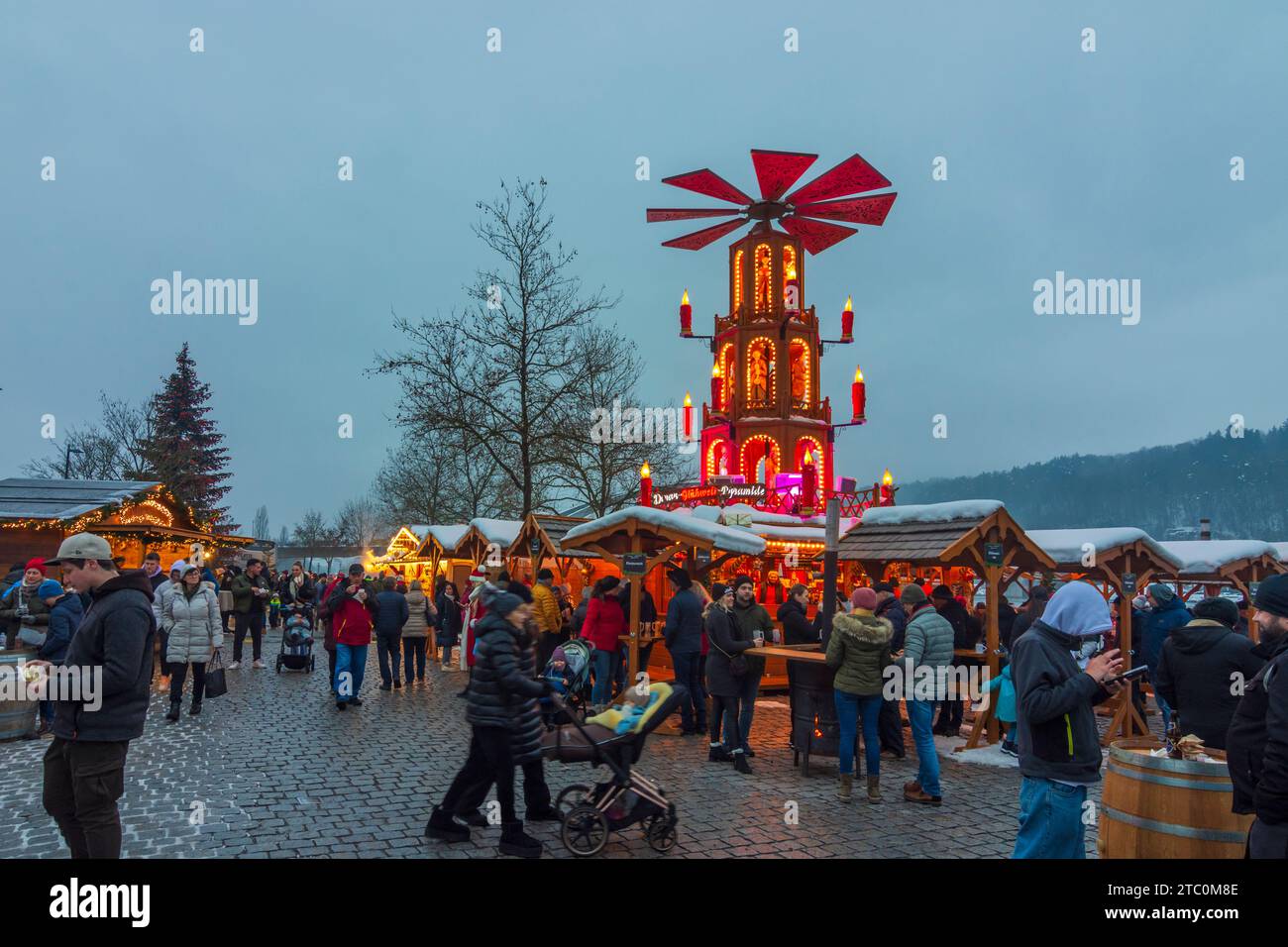 Vilshofen an der Donau: Stände am „Schwimmender Christkindlmarkt“, Donau in Niederbayern, Niederbayern, Stockfoto
