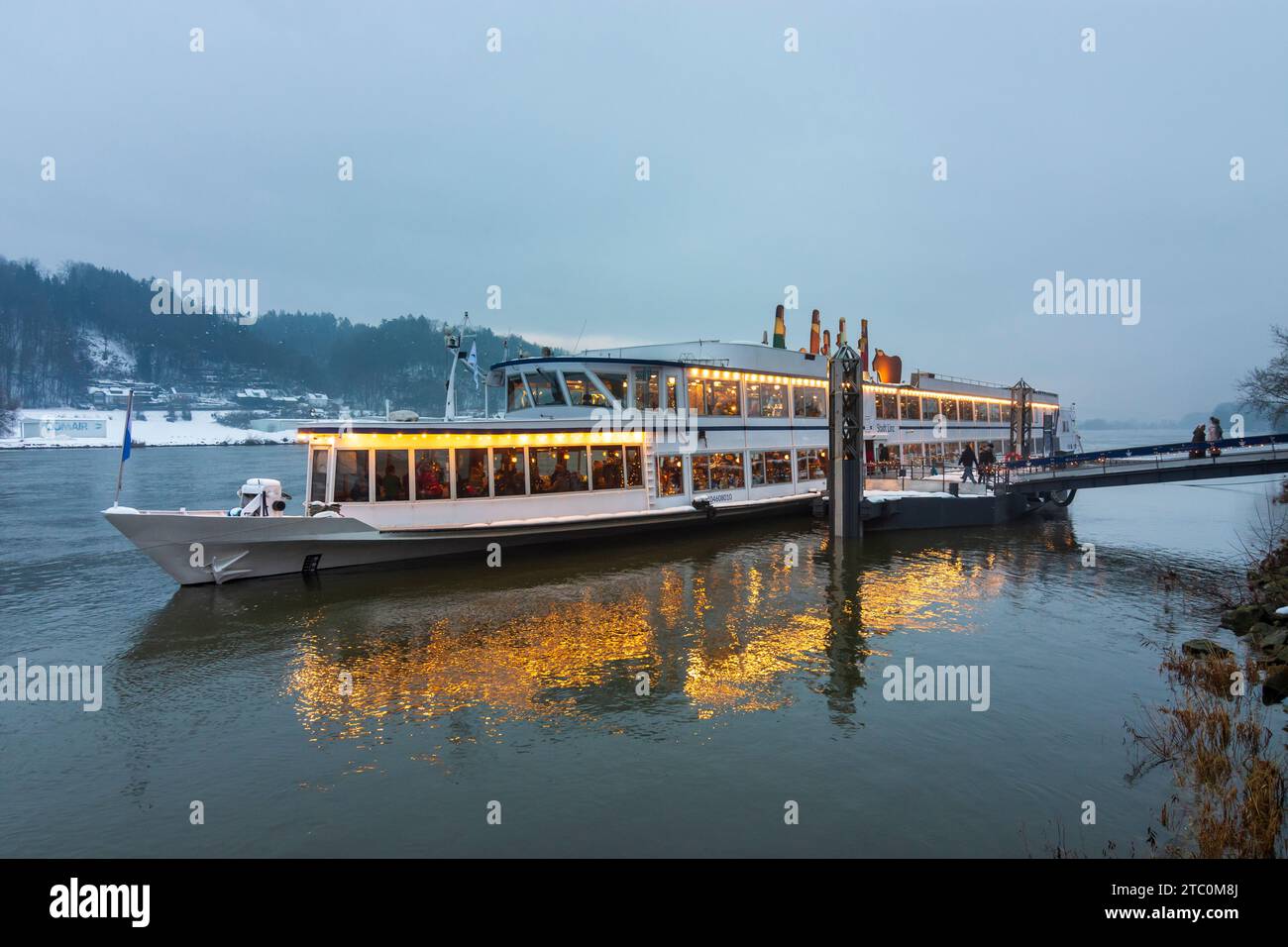Vilshofen an der Donau: Schiff am „Schwimmender Christkindlmarkt“, Donau in Niederbayern, Niederbayern, Ba Stockfoto