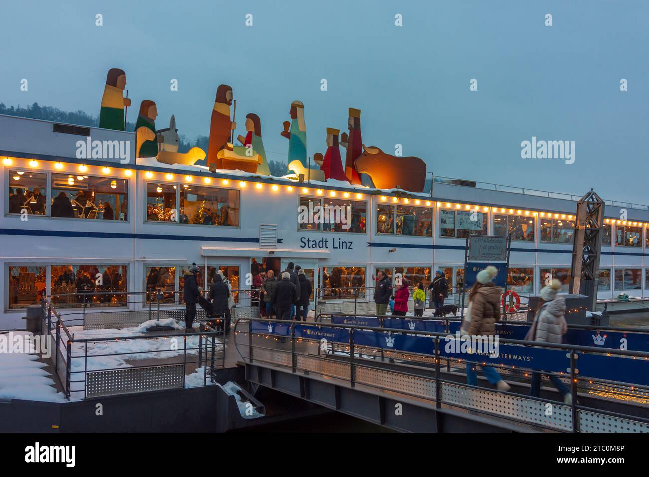Vilshofen an der Donau: Schiff am „Schwimmender Christkindlmarkt“, Donau in Niederbayern, Niederbayern, Ba Stockfoto
