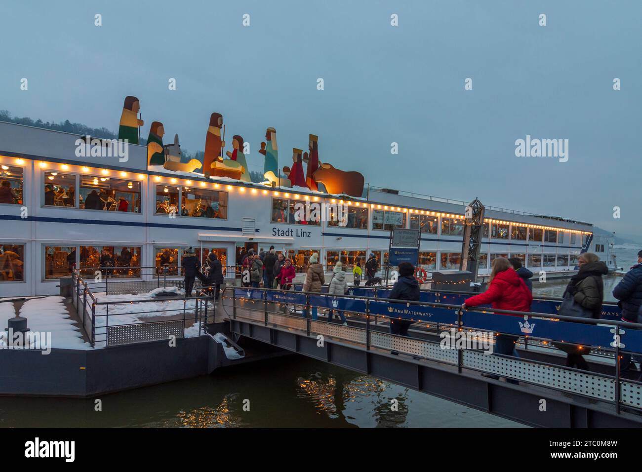 Vilshofen an der Donau: Schiff am „Schwimmender Christkindlmarkt“, Donau in Niederbayern, Niederbayern, Ba Stockfoto