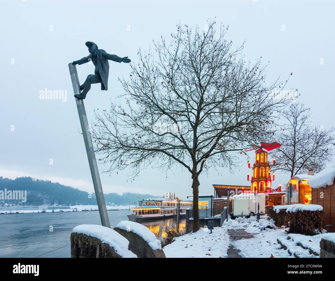 Vilshofen an der Donau: Schiff am „Schwimmender Christkindlmarkt“, Donau in Niederbayern, Niederbayern, Ba Stockfoto