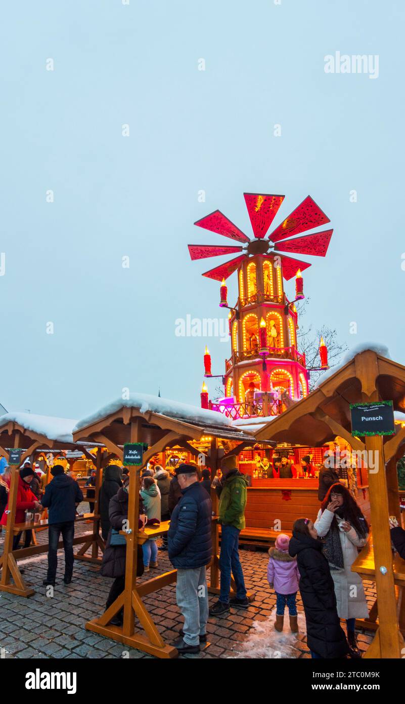 Vilshofen an der Donau: Stände am „Schwimmender Christkindlmarkt“, Donau in Niederbayern, Niederbayern, Stockfoto