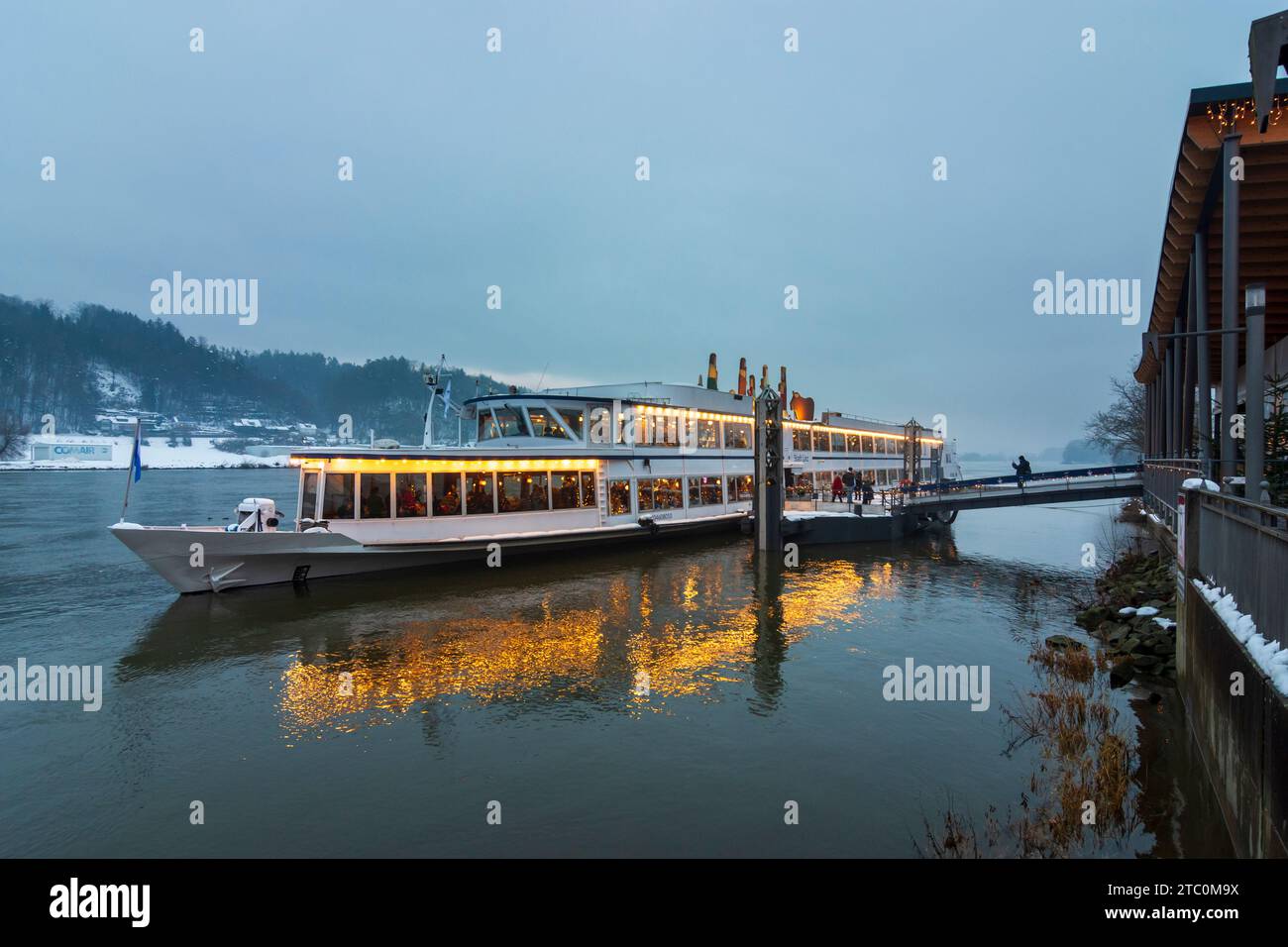 Vilshofen an der Donau: Schiff am „Schwimmender Christkindlmarkt“, Donau in Niederbayern, Niederbayern, Ba Stockfoto