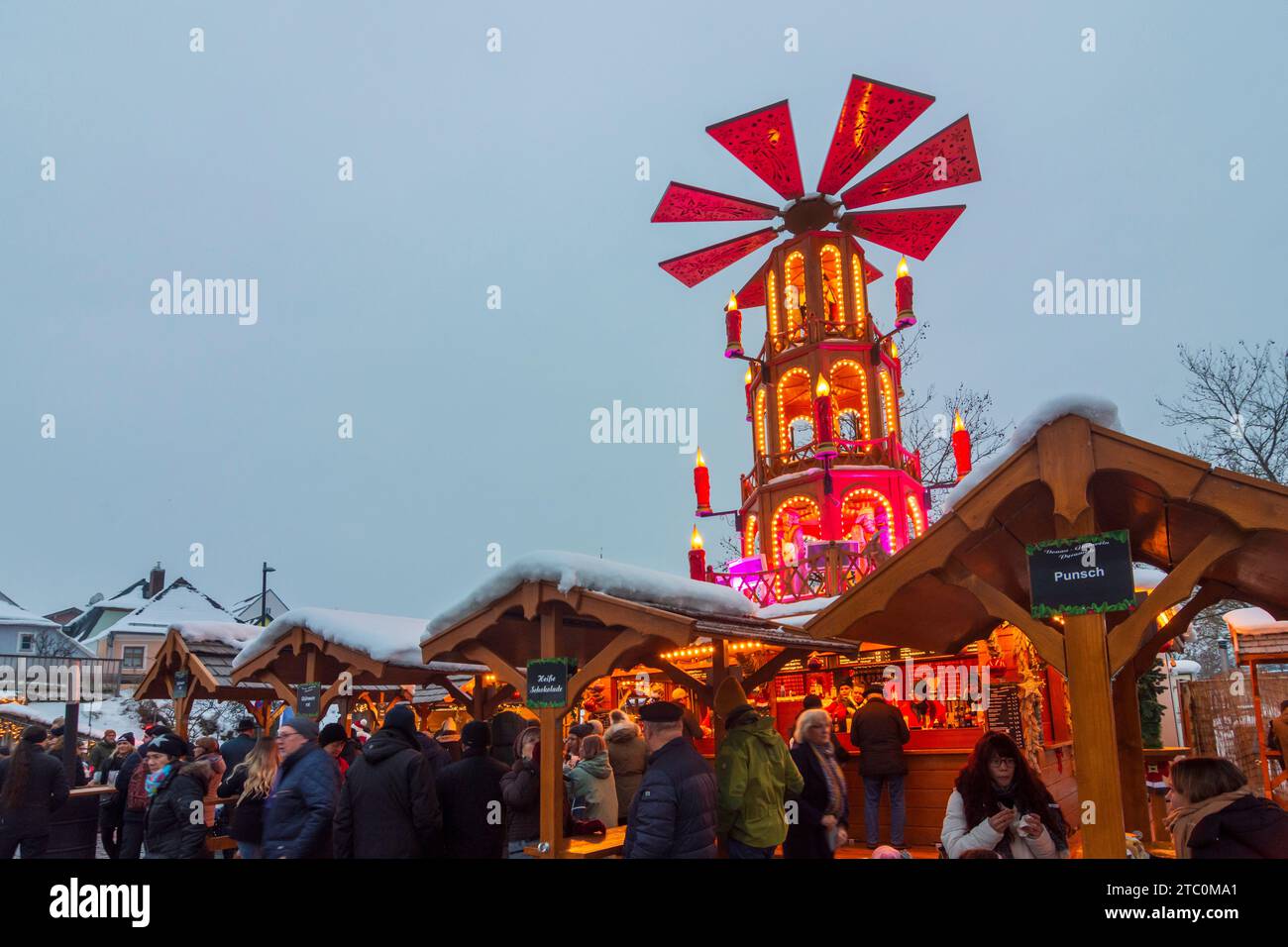 Vilshofen an der Donau: Stände am „Schwimmender Christkindlmarkt“, Donau in Niederbayern, Niederbayern, Stockfoto