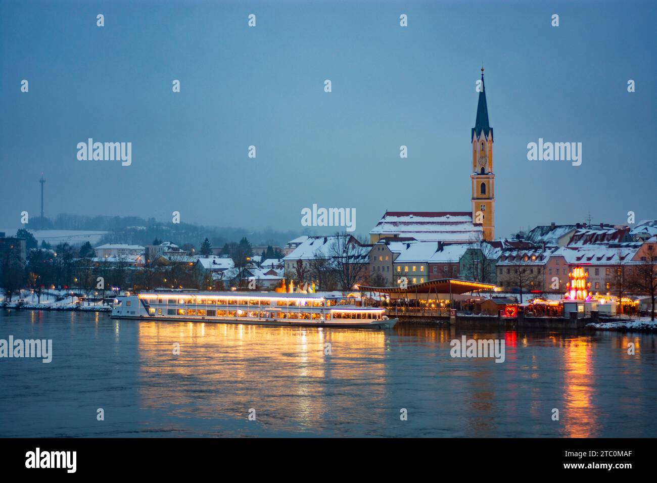 Vilshofen an der Donau: Schiff am „Schwimmender Christkindlmarkt“, Donau, Altstadt, Kirche St. Johannes der Stockfoto
