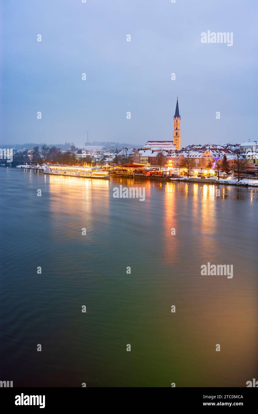 Vilshofen an der Donau: Schiff am „Schwimmender Christkindlmarkt“, Donau, Altstadt, Kirche St. Johannes der Stockfoto