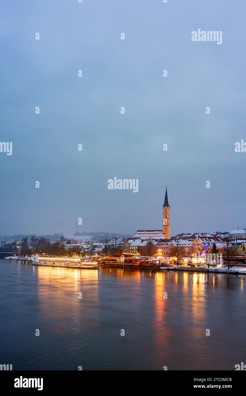 Vilshofen an der Donau: Schiff am „Schwimmender Christkindlmarkt“, Donau, Altstadt, Kirche St. Johannes der Stockfoto