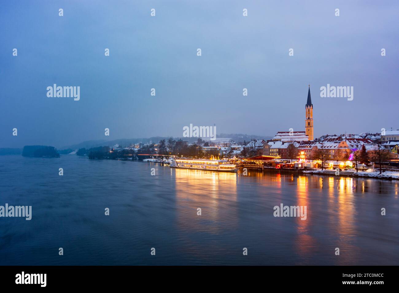 Vilshofen an der Donau: Schiff am „Schwimmender Christkindlmarkt“, Donau, Altstadt, Kirche St. Johannes der Stockfoto