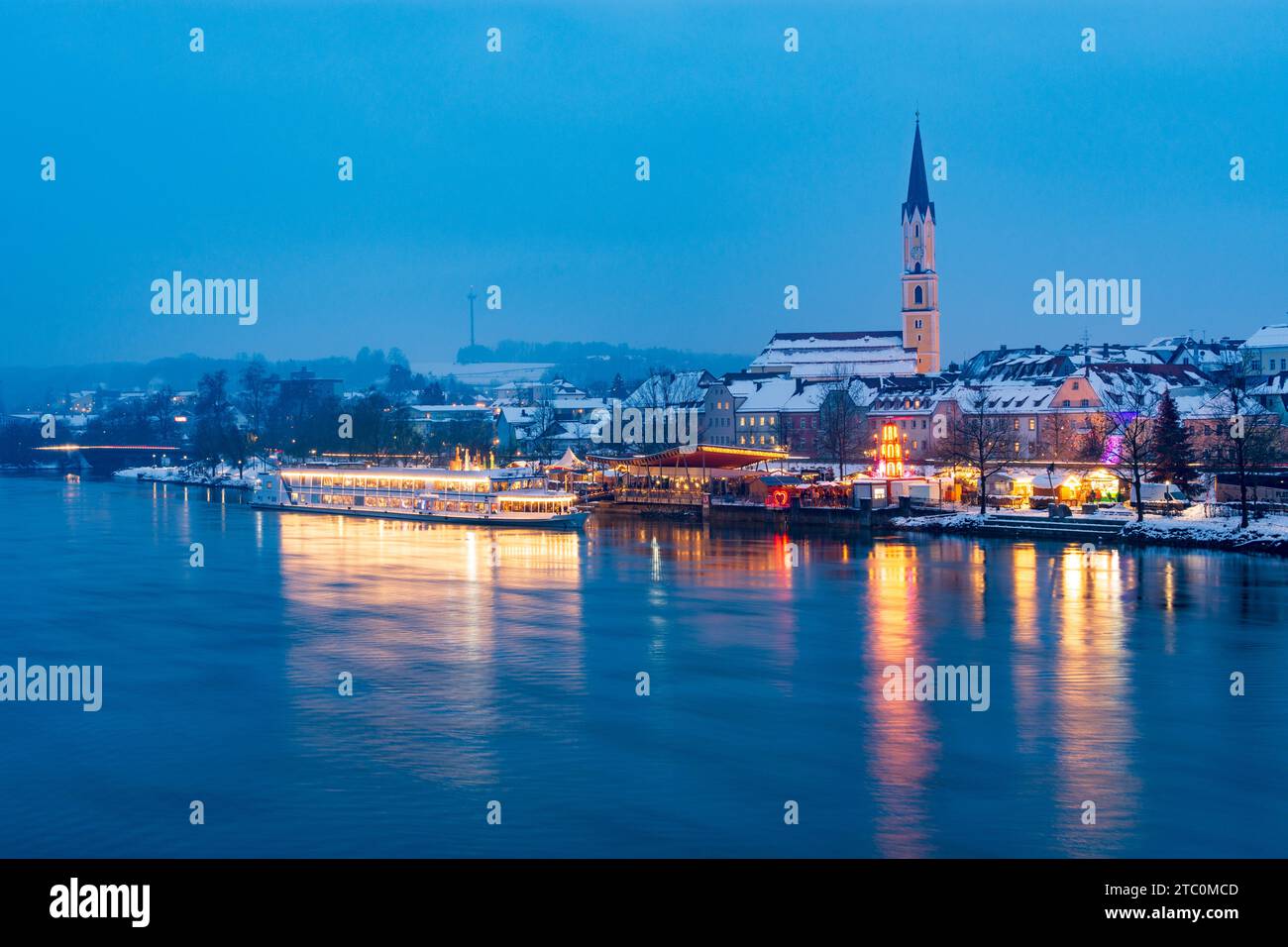 Vilshofen an der Donau: Schiff am „Schwimmender Christkindlmarkt“, Donau, Altstadt, Kirche St. Johannes der Stockfoto