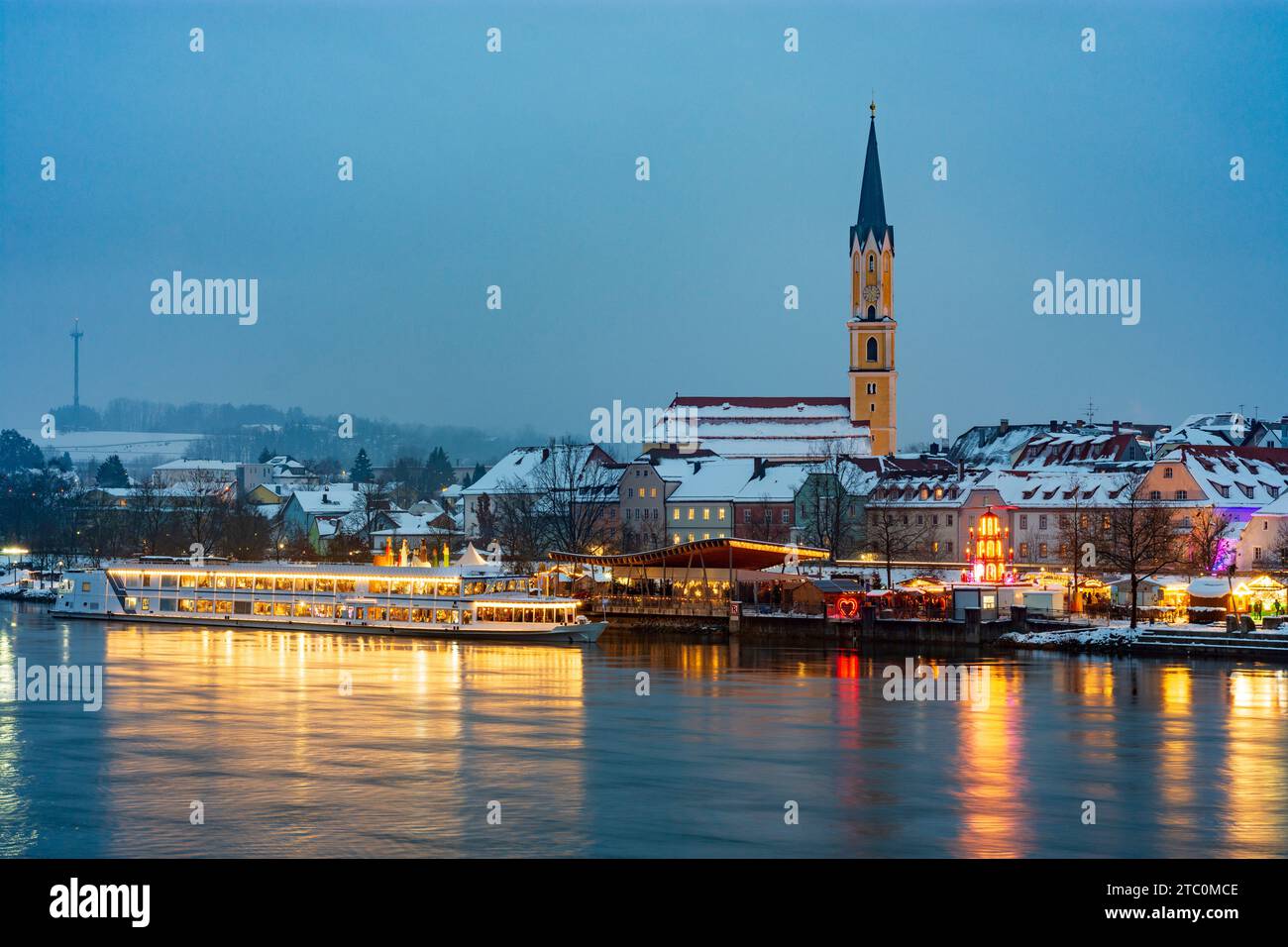 Vilshofen an der Donau: Schiff am „Schwimmender Christkindlmarkt“, Donau, Altstadt, Kirche St. Johannes der Stockfoto