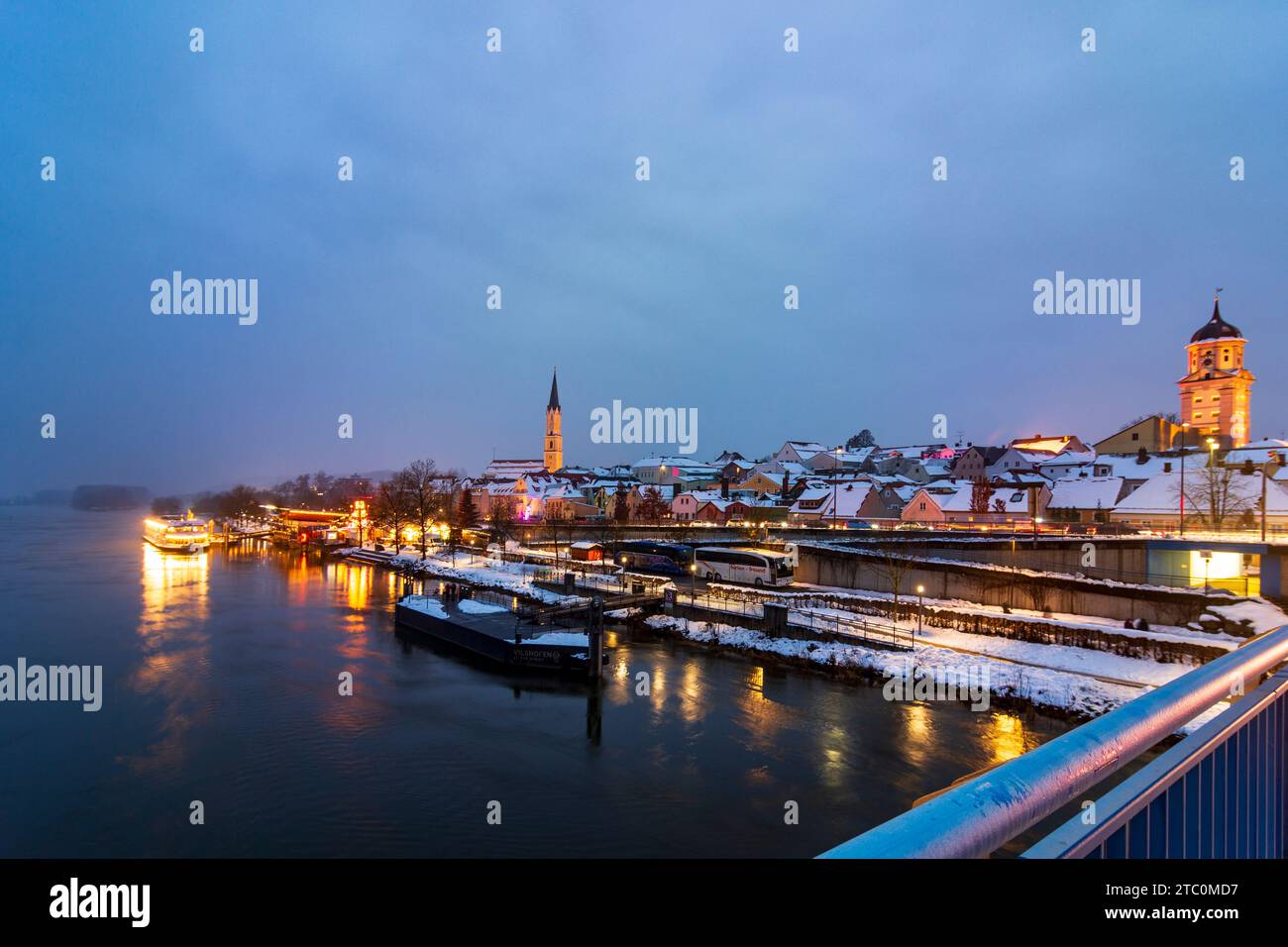 Vilshofen an der Donau: Schiff am „Schwimmender Christkindlmarkt“, Donau, Altstadt, Kirche St. Johannes der Stockfoto