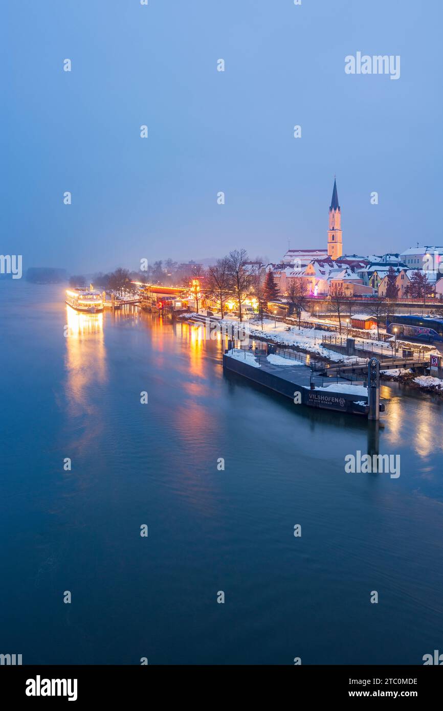 Vilshofen an der Donau: Schiff am „Schwimmender Christkindlmarkt“, Donau, Altstadt, Kirche St. Johannes der Stockfoto