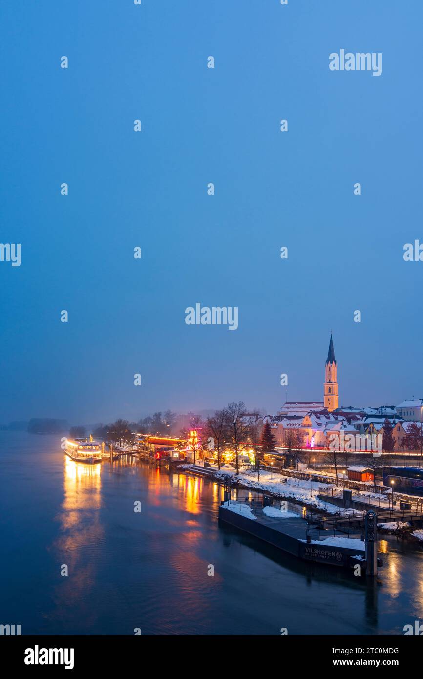 Vilshofen an der Donau: Schiff am „Schwimmender Christkindlmarkt“, Donau, Altstadt, Kirche St. Johannes der Stockfoto