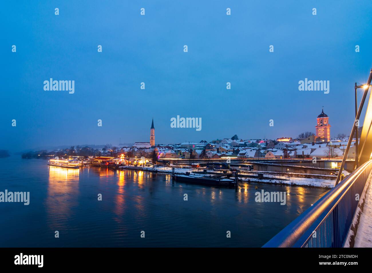 Vilshofen an der Donau: Schiff am „Schwimmender Christkindlmarkt“, Donau, Altstadt, Kirche St. Johannes der Stockfoto
