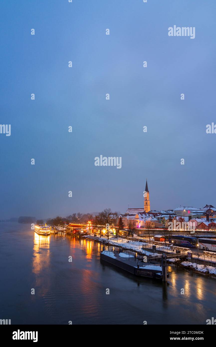 Vilshofen an der Donau: Schiff am „Schwimmender Christkindlmarkt“, Donau, Altstadt, Kirche St. Johannes der Stockfoto