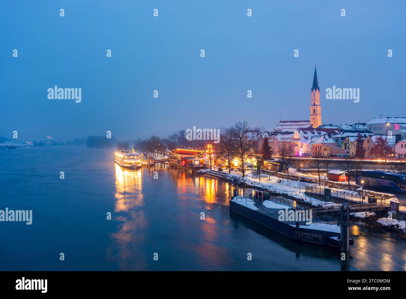 Vilshofen an der Donau: Schiff am „Schwimmender Christkindlmarkt“, Donau, Altstadt, Kirche St. Johannes der Stockfoto