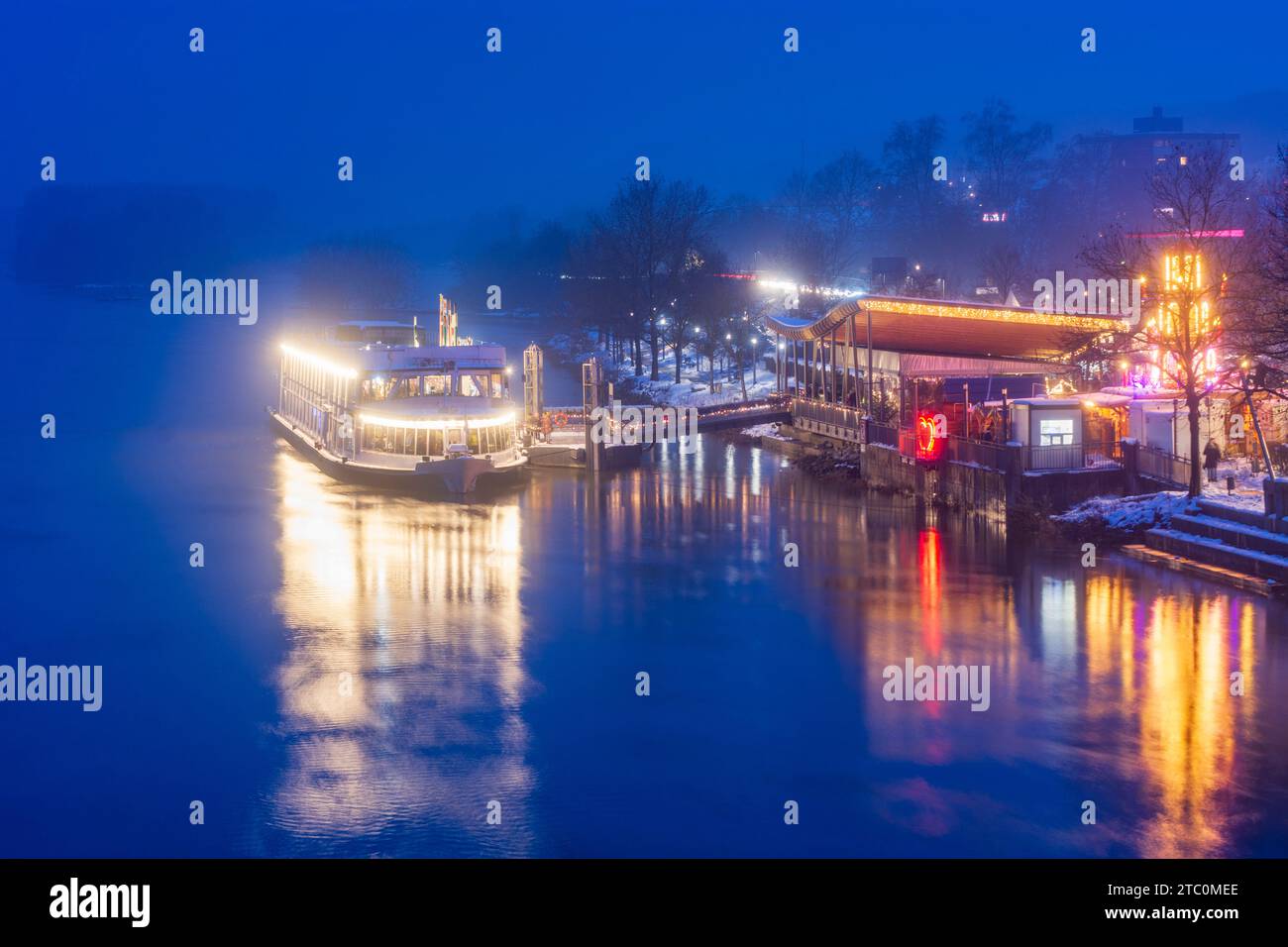 Vilshofen an der Donau: Schiff am „Schwimmender Christkindlmarkt“, Donau in Niederbayern, Niederbayern, Ba Stockfoto