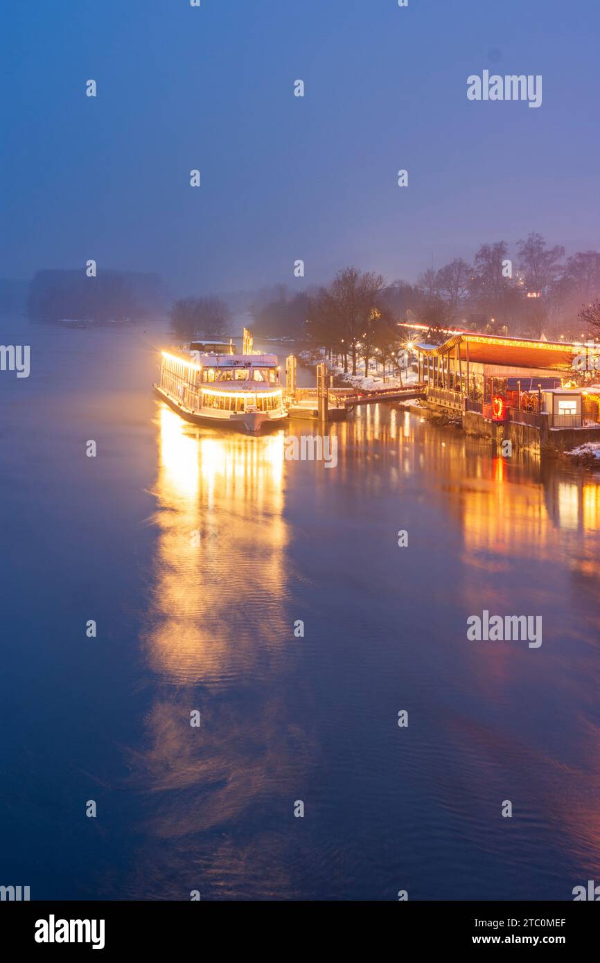 Vilshofen an der Donau: Schiff am „Schwimmender Christkindlmarkt“, Donau in Niederbayern, Niederbayern, Ba Stockfoto