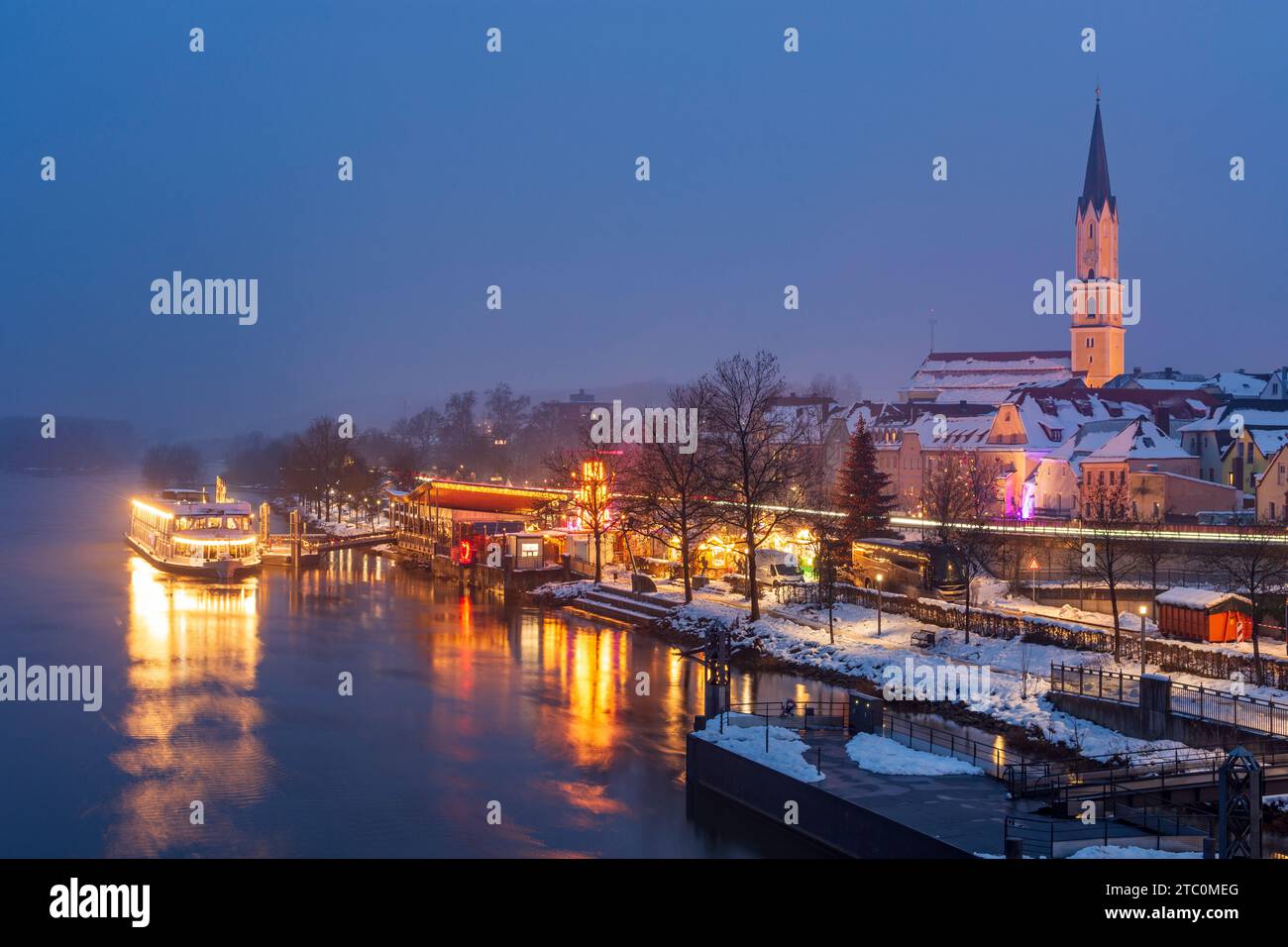 Vilshofen an der Donau: Schiff am „Schwimmender Christkindlmarkt“, Donau, Altstadt, Kirche St. Johannes der Stockfoto