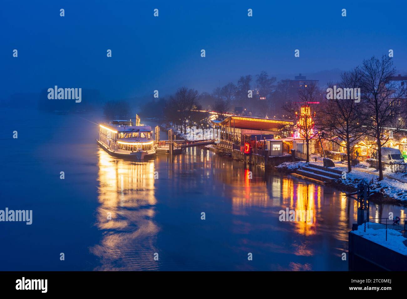 Vilshofen an der Donau: Schiff am „Schwimmender Christkindlmarkt“, Donau in Niederbayern, Niederbayern, Ba Stockfoto