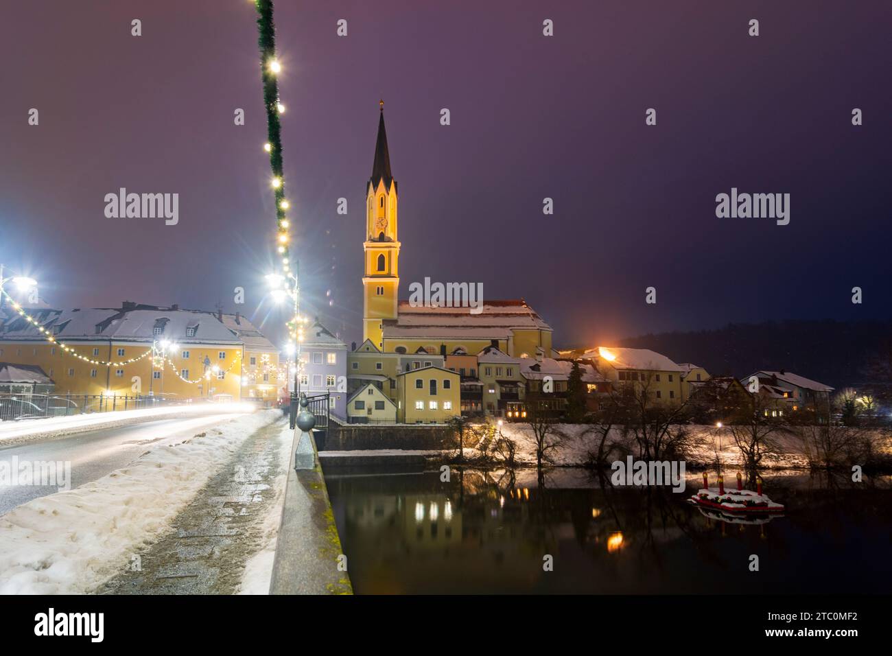 Vilshofen an der Donau: Kirche St. Johannes der Täufer, Brücke über den Fluss Vils in Niederbayern, Niederbayern, Bayern, Deutschland Stockfoto