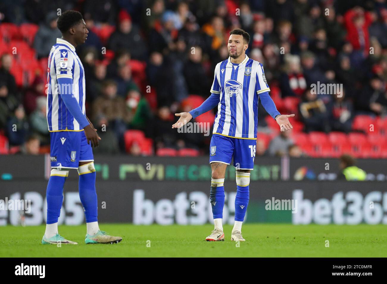 Stoke auf Trent, Großbritannien. Dezember 2023. Sheffield Wednesday Defender Marvin Johnson (18) Sheffield Wednesday Defender Di'Shon Bernard (17) während des Spiels Stoke City FC gegen Sheffield Wednesday FC SKY Bet EFL Championship im Bet365 Stadium, Stoke-on-Trent, England, Vereinigtes Königreich am 9. Dezember 2023 Credit: Every Second Media/Alamy Live News Stockfoto