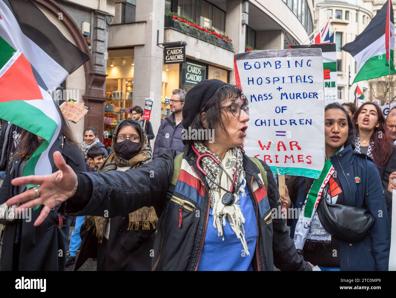 London, Großbritannien. 9. Dezember 2023: Eine muslimische Krankenschwester und Pflegearbeiter bei einem großen pro-palästinensischen Protest, der ein Ende der israelischen Angriffe auf Gaza fordert. Andy Soloman/Alamy Live News Stockfoto