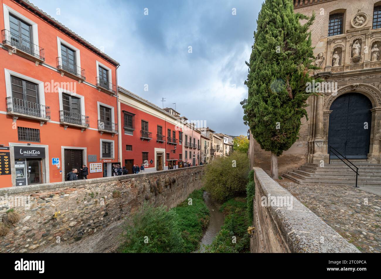 Granada, Spanien; 4. November 2023: Weitwinkelblick auf den Fluss Darro, der durch den touristischen Paseo de los Tristes im Albaicin von Granada führt Stockfoto