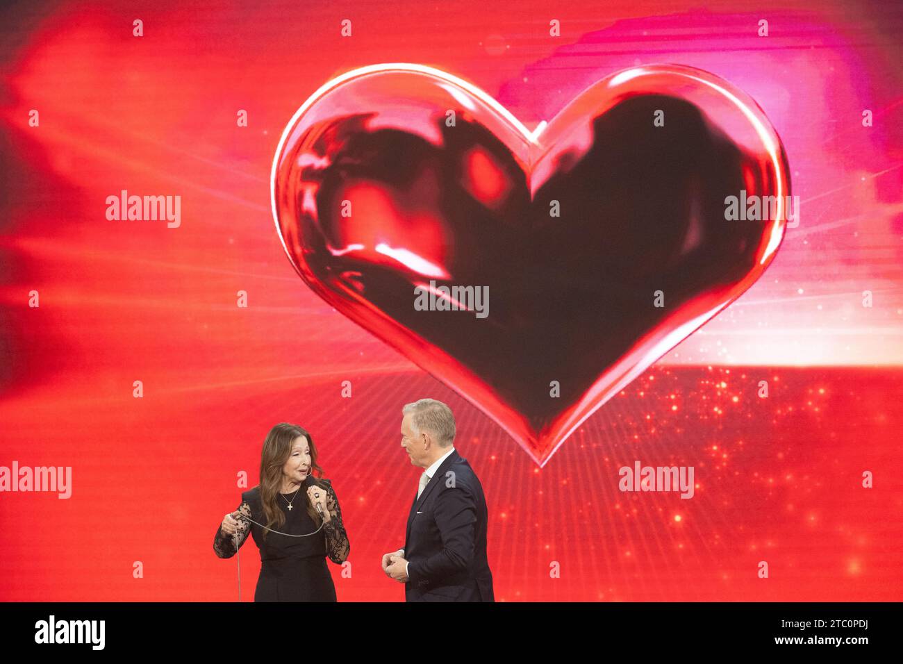 Berlin, Deutschland. Dezember 2023. Vicky Leandros, Musiker, steht neben Moderator Johannes B. Kerner während der TV-Spendengala „ein Herz für Kinder“. Quelle: Sebastian Gollnow/dpa/Alamy Live News Stockfoto