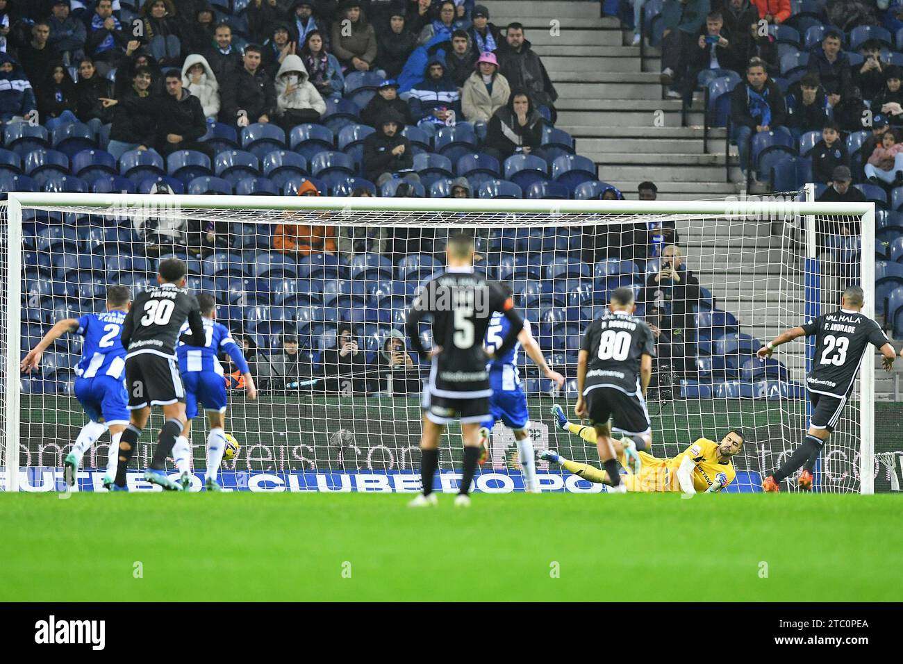 Porto, Portugal. Dezember 2023. Dragao Stadion, Primeira Liga 2023/2024, FC Porto gegen Casa Pia; Diogo Costa vom FC Porto lässt das Tor von Fernando Andrade aus Casa Pia bei einem Spiel zwischen dem FC Porto und Casa Pia für die Primeira Liga 2023/2024 im Dragao Stadion in Porto am 09. Dezember nicht ausweichen. Foto: Daniel Castro/DiaEsportivo/Alamy Live News Credit: DiaEsportivo/Alamy Live News Stockfoto