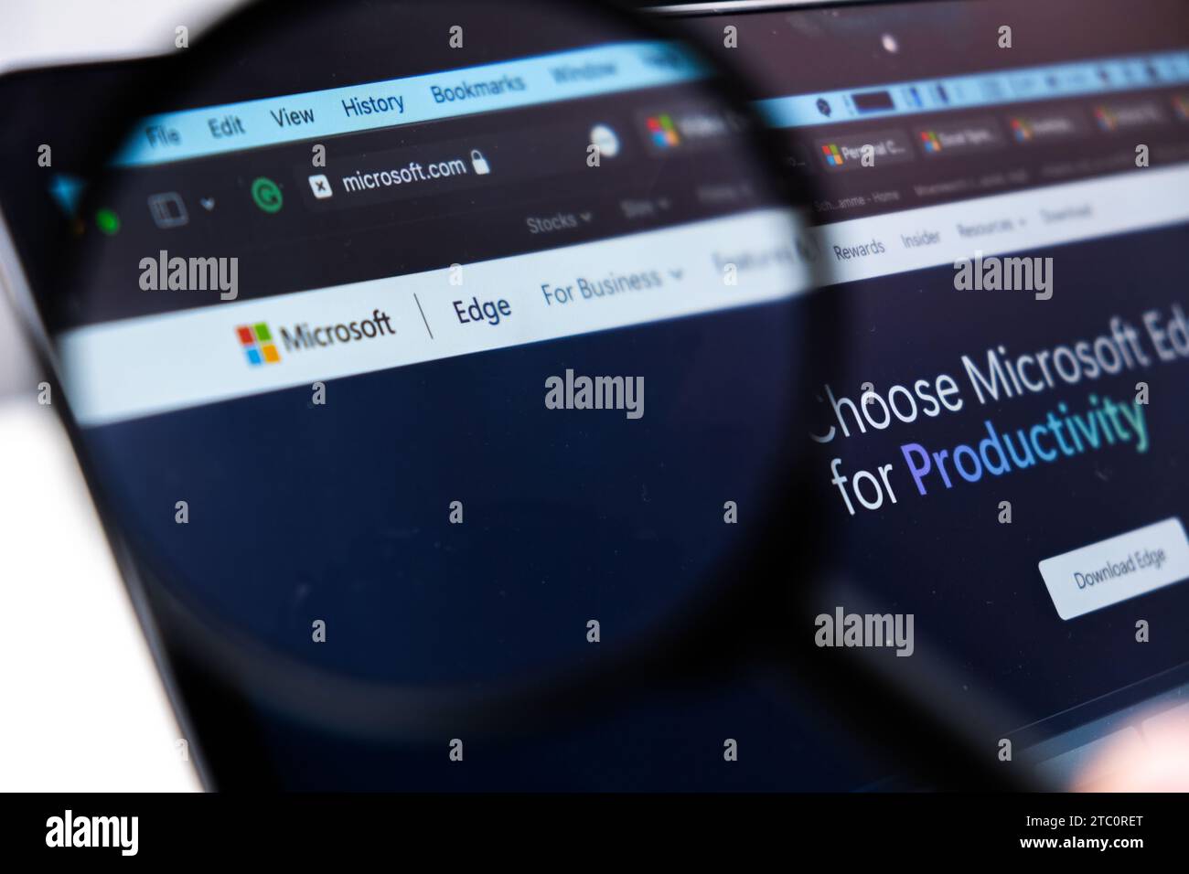Microsoft Edge Logo auf dem Bildschirm des Laptops durch Lupe, Dezember 2023, Prag, Tschechische Republik Stockfoto