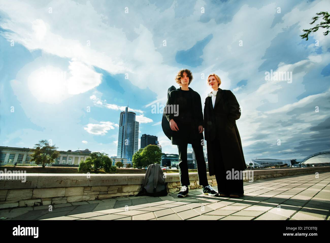 12-09-2023 Weißrussland, Minsk ein paar junge Leute (Erwachsene) in der weißrussischen Hauptstadt, sonniger Sommertag bald Sonnenuntergang. Ich wohne mit Diktator Lukashe Stockfoto