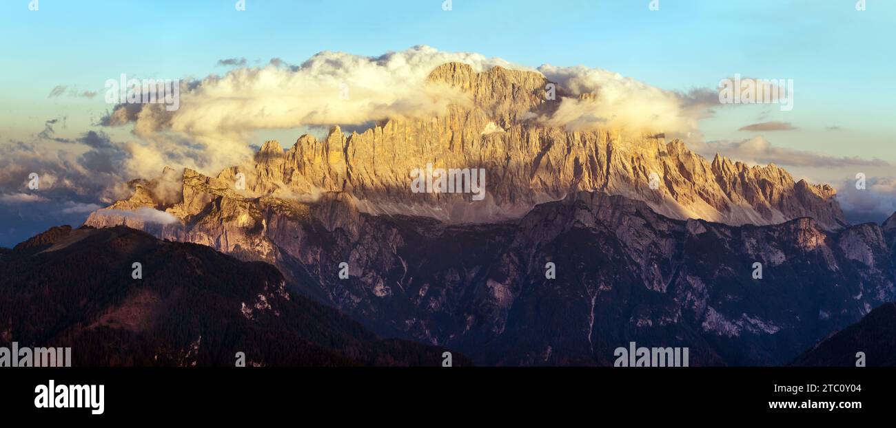 Berg Civetta, abendlicher Sonnenuntergang Panoramablick auf den Berg Civetta, Südtirol, dolomiten, Italien Stockfoto