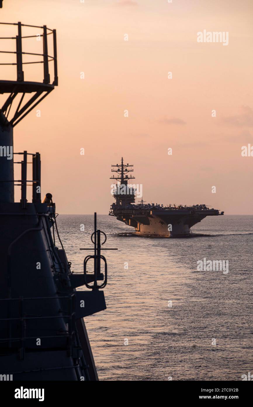 Teile der Dwight D. Eisenhower Carrier Strike Group (IKECSG), des Raketenzerstörers USS Stethem (DDG 63) und der französischen Fregatte FS Languedoc (D 653) durchquerten die Straße von Hormuz. IKECSG wird im Einsatzgebiet der 5. US-Flotte eingesetzt, um die Sicherheit und Stabilität im Seeverkehr in der Nahost-Region zu gewährleisten. (Foto der US Navy von Mass Communication Specialist 2nd Class Keith Nowak) Stockfoto