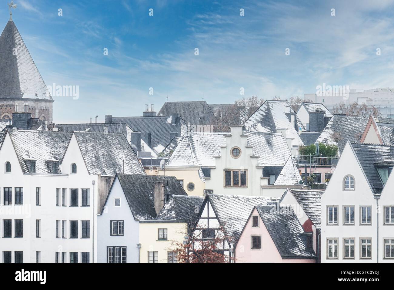 Stadtblick auf die schneebedeckten Giebelhäuser in der historischen kölner Altstadt im dezember 2023 Stockfoto