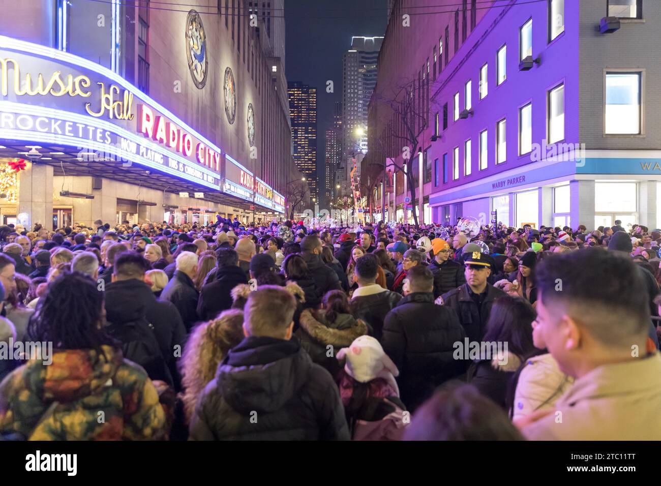 New York City, NY, USA. Dezember 2023. Atmosphäre in der Midtown-Region von Manhattan in New York City in den Vereinigten Staaten am Samstag, 9. Dezember. Die große Anzahl von Menschen kommt, um die Weihnachtsdekoration in den Geschäften und den Weihnachtsbaum am Rockefeller Plaza zu sehen. (Kreditbild: © William Volcov/ZUMA Press Wire) NUR REDAKTIONELLE VERWENDUNG! Nicht für kommerzielle ZWECKE! Stockfoto