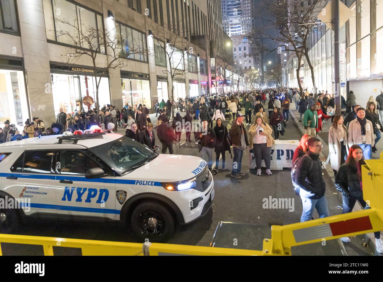 New York City, NY, USA. Dezember 2023. Atmosphäre in der Midtown-Region von Manhattan in New York City in den Vereinigten Staaten am Samstag, 9. Dezember. Die große Anzahl von Menschen kommt, um die Weihnachtsdekoration in den Geschäften und den Weihnachtsbaum am Rockefeller Plaza zu sehen. (Kreditbild: © William Volcov/ZUMA Press Wire) NUR REDAKTIONELLE VERWENDUNG! Nicht für kommerzielle ZWECKE! Stockfoto