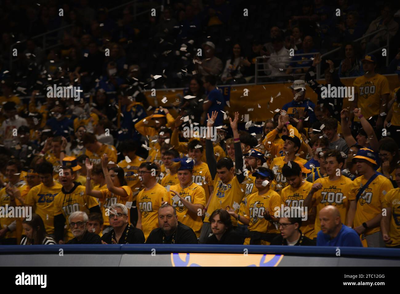 Pittsburgh, Pennsylvania, USA. Dezember 2023. 9. Dezember 2023 der Oakland Zoo Studentenabschnitt während der NCAA Mens Basketball Canisius Golden Griffins vs. Pittsburgh Panthers in Pittsburgh, PA. Jake Mysliwczyk/AMG Media (Kreditbild: © Jake Mysliwczyk/BMR via ZUMA Press Wire) NUR ZUR REDAKTIONELLEN VERWENDUNG! Nicht für kommerzielle ZWECKE! Quelle: ZUMA Press, Inc./Alamy Live News Stockfoto