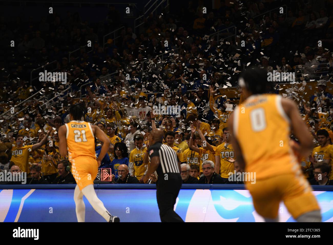 Pittsburgh, Pennsylvania, USA. Dezember 2023. 9. Dezember 2023 der Oakland Zoo Studentenabschnitt während der NCAA Mens Basketball Canisius Golden Griffins vs. Pittsburgh Panthers in Pittsburgh, PA. Jake Mysliwczyk/AMG Media (Kreditbild: © Jake Mysliwczyk/BMR via ZUMA Press Wire) NUR ZUR REDAKTIONELLEN VERWENDUNG! Nicht für kommerzielle ZWECKE! Quelle: ZUMA Press, Inc./Alamy Live News Stockfoto