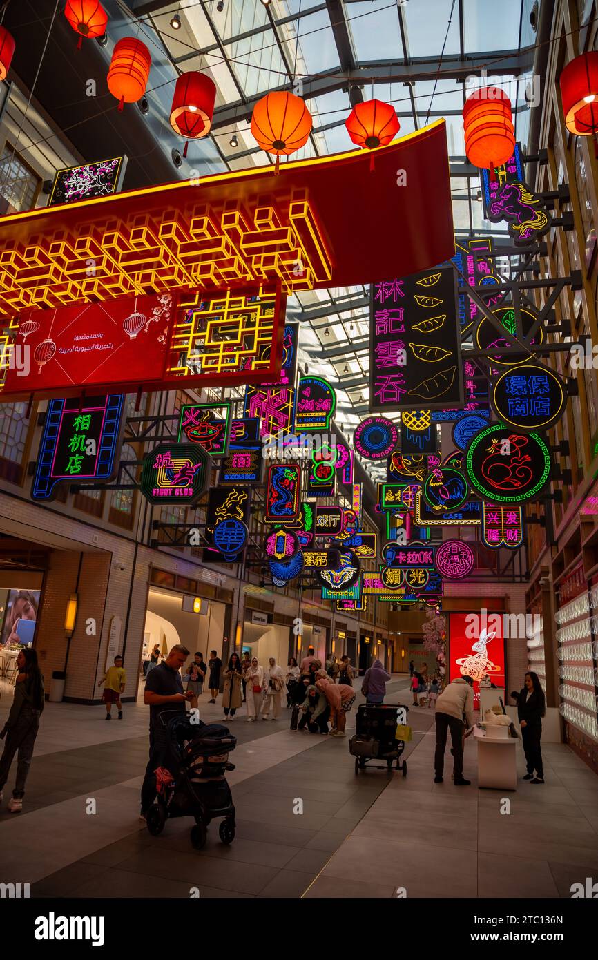 Dubai, VAE - 1. Dezember 2023. Chinatown Dubai Mall. Einzelhandel Shopping Holiday Street. Chinesische Lampen, Neonschilder auf den Gassen, großes Einkaufszentrum Stockfoto