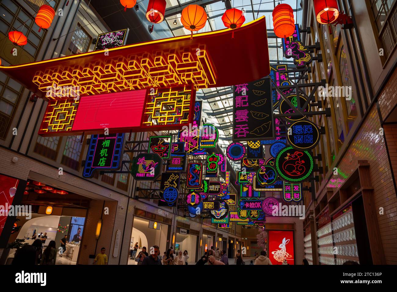 Dubai, VAE - 1. Dezember 2023. Chinatown Dubai Mall. Einzelhandel Shopping Holiday Street. Chinesische Lampen, Neonschilder auf den Gassen, großes Einkaufszentrum Stockfoto