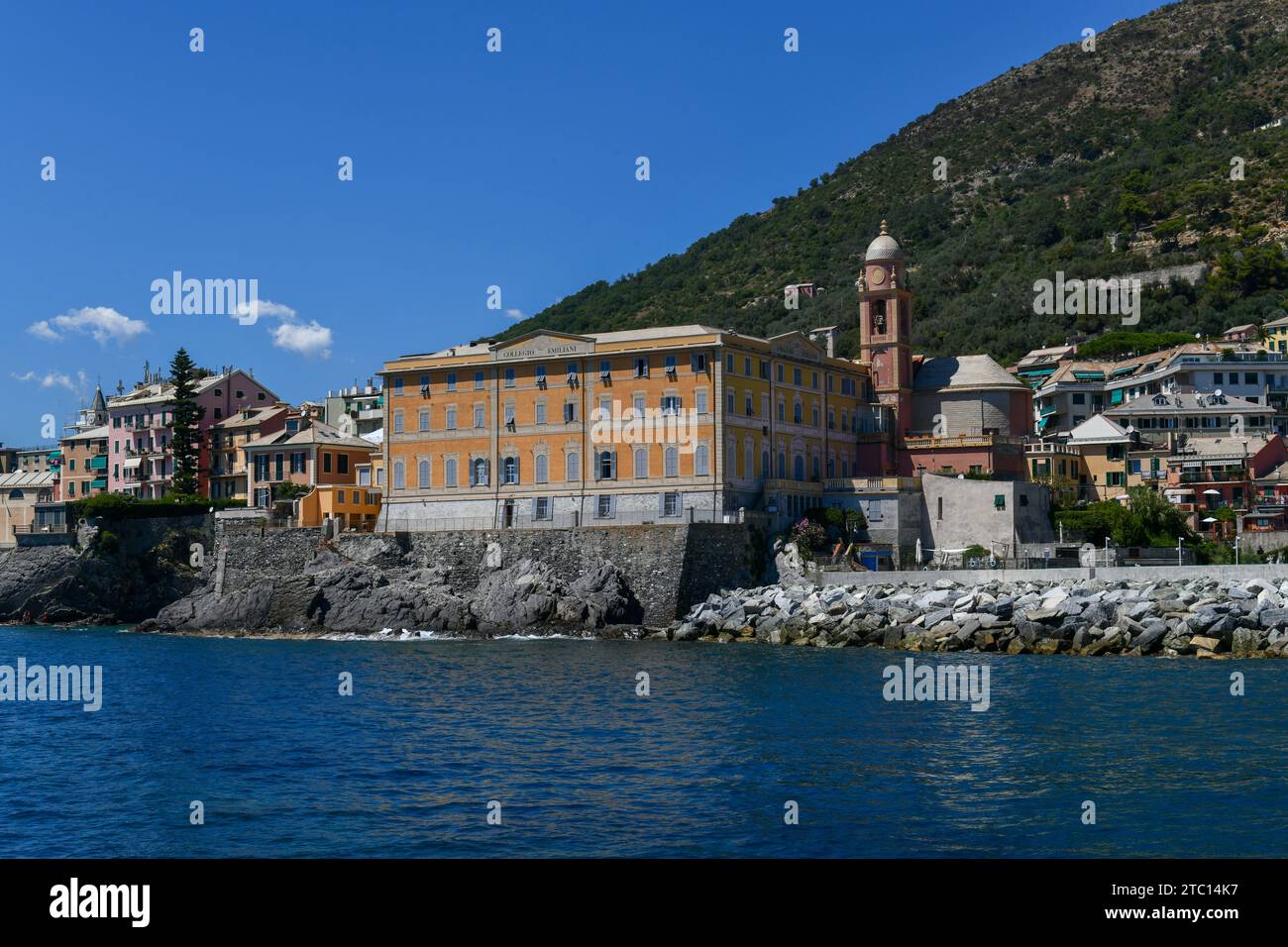 Blick auf den kleinen Seehafen im Viertel Nervi (Porticciolo di Nervi) in Genua, Italien. Stockfoto