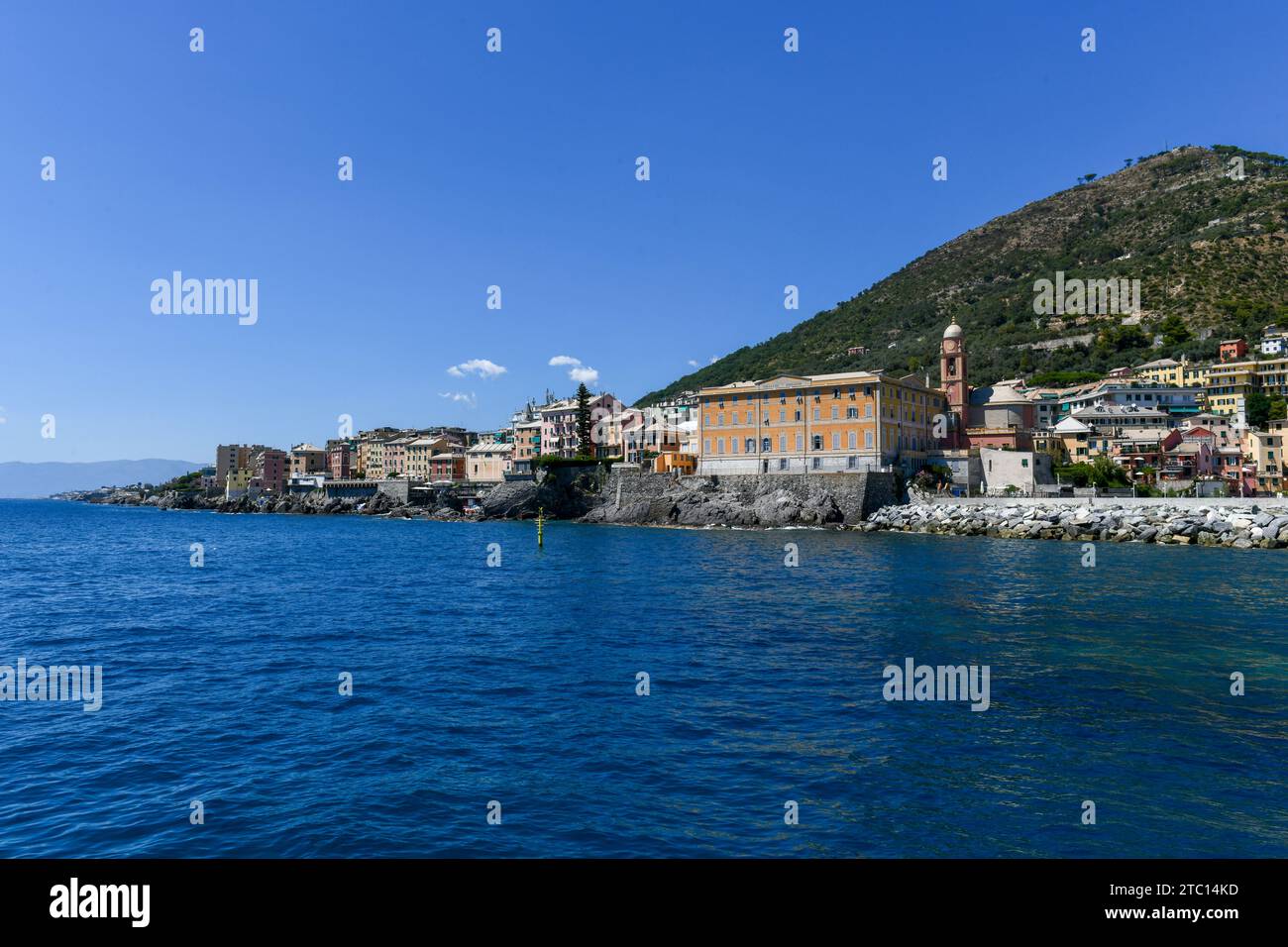 Blick auf den kleinen Seehafen im Viertel Nervi (Porticciolo di Nervi) in Genua, Italien. Stockfoto