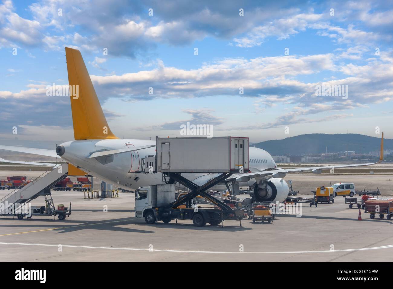 Lastkraftwagen mit Aufzug, die Bordverpflegung für Passagierflugzeuge ermöglichen Stockfoto