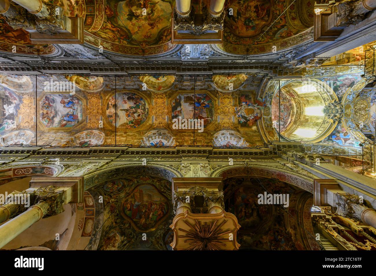 Genua, Italien – 2. August 2022: San Siro ist eine römisch-katholische Basilika, die sich auf der Straße des gleichen Namens befindet, im Viertel Maddalena im Zentrum Stockfoto