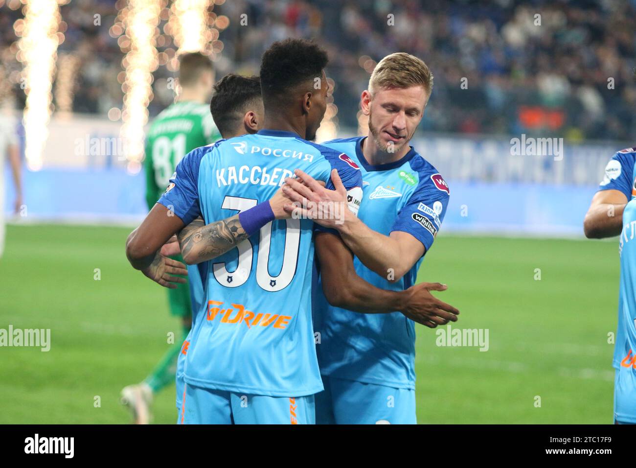 Sankt Petersburg, Russland. Dezember 2023. ZANDER Mateo Cassierra Cabezas, bekannt als Mateo Cassierra (30), Dmitri Chistyakov (R) von Zenit in Aktion während des russischen Premier League-Fußballspiels zwischen Zenit Sankt Petersburg und Pari Nischni Nowgorod in der Gazprom Arena. Endpunktzahl: Zenit 1:0 Pari Nischni Nowgorod. (Foto: Maksim Konstantinov/SOPA Images/SIPA USA) Credit: SIPA USA/Alamy Live News Stockfoto