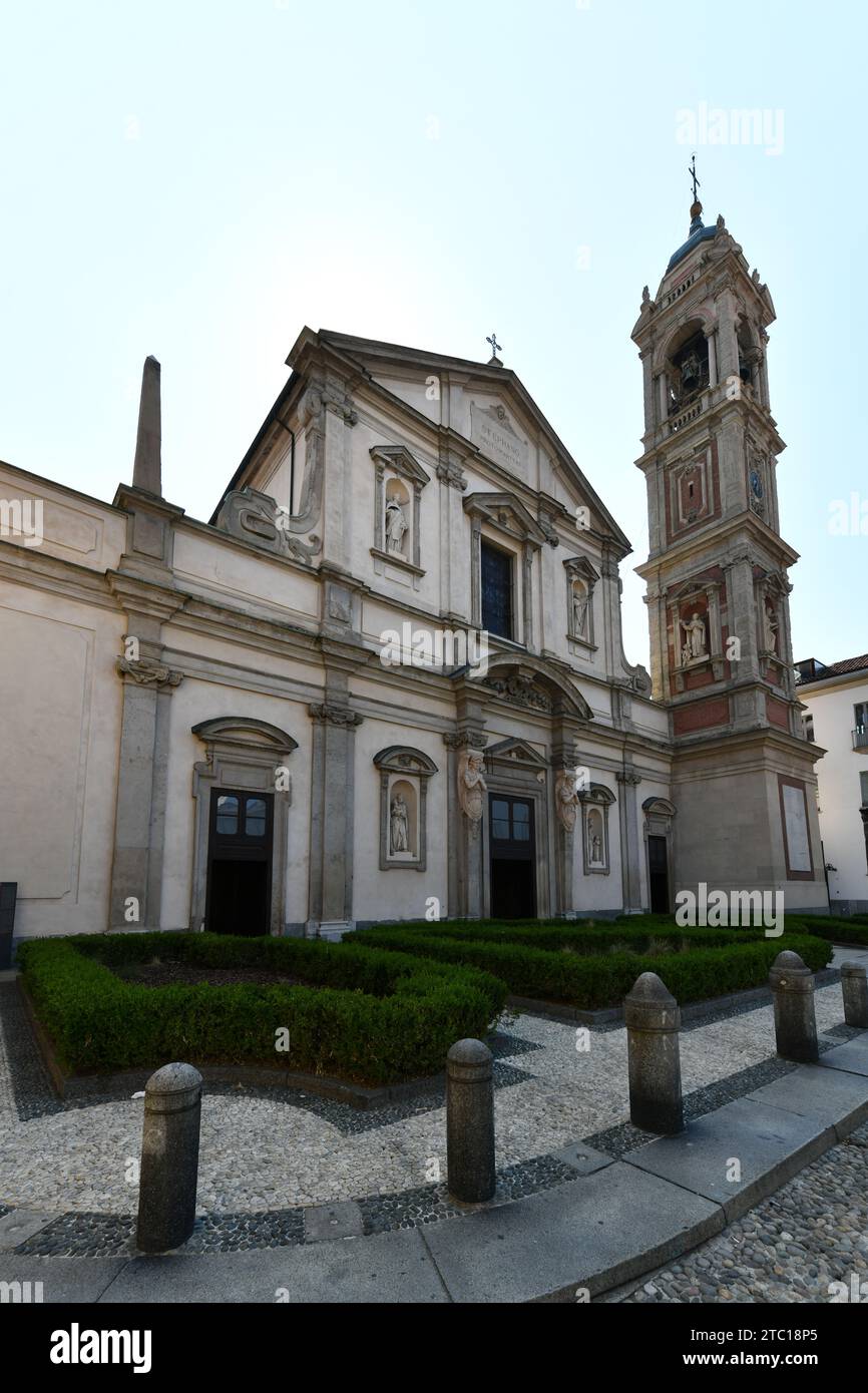 San Bernardino alle Ossa ist eine Kirche in Mailand auf der Piazza S. Stefano, die für ihr Ossuarium bekannt ist, das mit menschlichen Schädeln und Knochen verziert ist Stockfoto