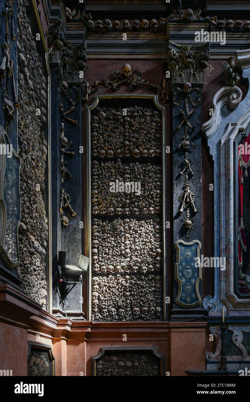 Mailand, Italien - 4. August 2022: San Bernardino alle Ossa ist eine Kirche in Mailand auf der Piazza S. Stefano, die für ihr Ossuarium bekannt ist, das mit menschlichen Sku verziert ist Stockfoto